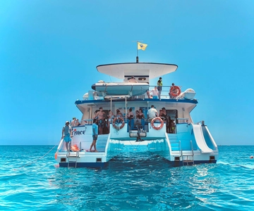 From Puerto Rico: Boat trip along the coast w/ Food & Drinks