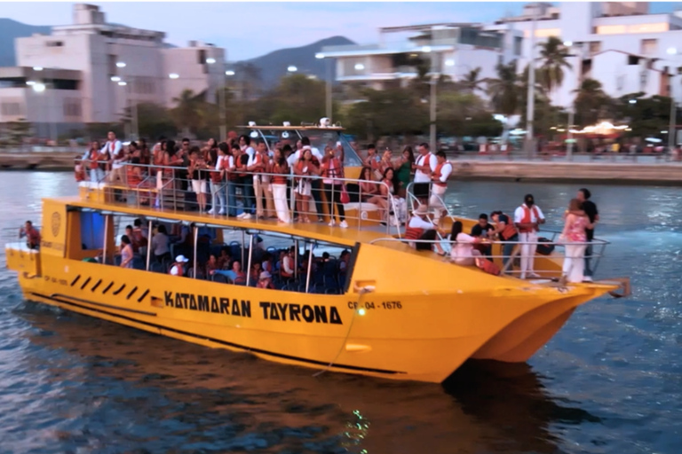 Santa Marta: Sunset Catamaran Cruise with DJ & Wine