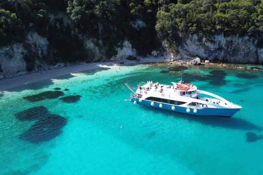 Ab Lefkimmi: Schnellboot-Tour nach Paxos, Antipaxos und zu den Blauen Grotten. Foto: GetYourGuide Ab Lefkimmi: Schnellboot-Tour nach Paxos, Antipaxos und zu den Blauen Grotten. Foto: GetYourGuide