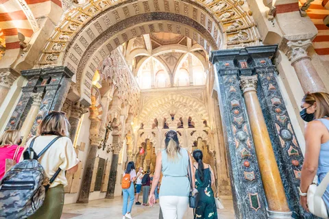 Mesquita, bairro judeu e sinagoga com ingresso