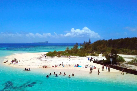 Hors-bord privé vers l&#039;île Gabriel, Coin de Mire et l&#039;île PlateHors-bord privé vers l&#039;île Gabriel, Coin de Mire et Flat Island