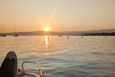 在戛纳乘坐私人游艇欣赏勒里恩群岛的日落在戛纳乘坐私人船只欣赏勒兰群岛的日落