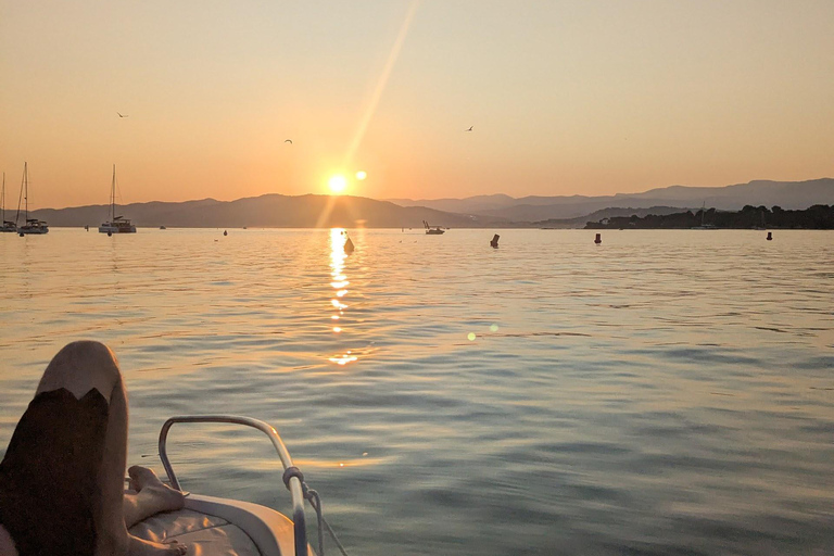 在戛纳乘坐私人游艇欣赏勒里恩群岛的日落在戛纳乘坐私人船只欣赏勒兰群岛的日落