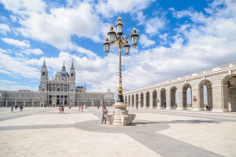 Madrid: Royal Palace Skip-the-Line Guided Tour Tour in Spanish