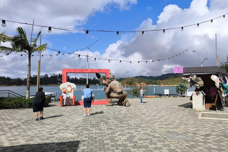 MEDELLIN: TOUR INGLÊS GUATAPE + PEÑOL VELHO + MALECON + BARCO RUMBERO