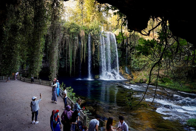 Antalya : Visite guidée de la ville avec billets pour les chutes d'eau et déjeuner.Tour en bateau