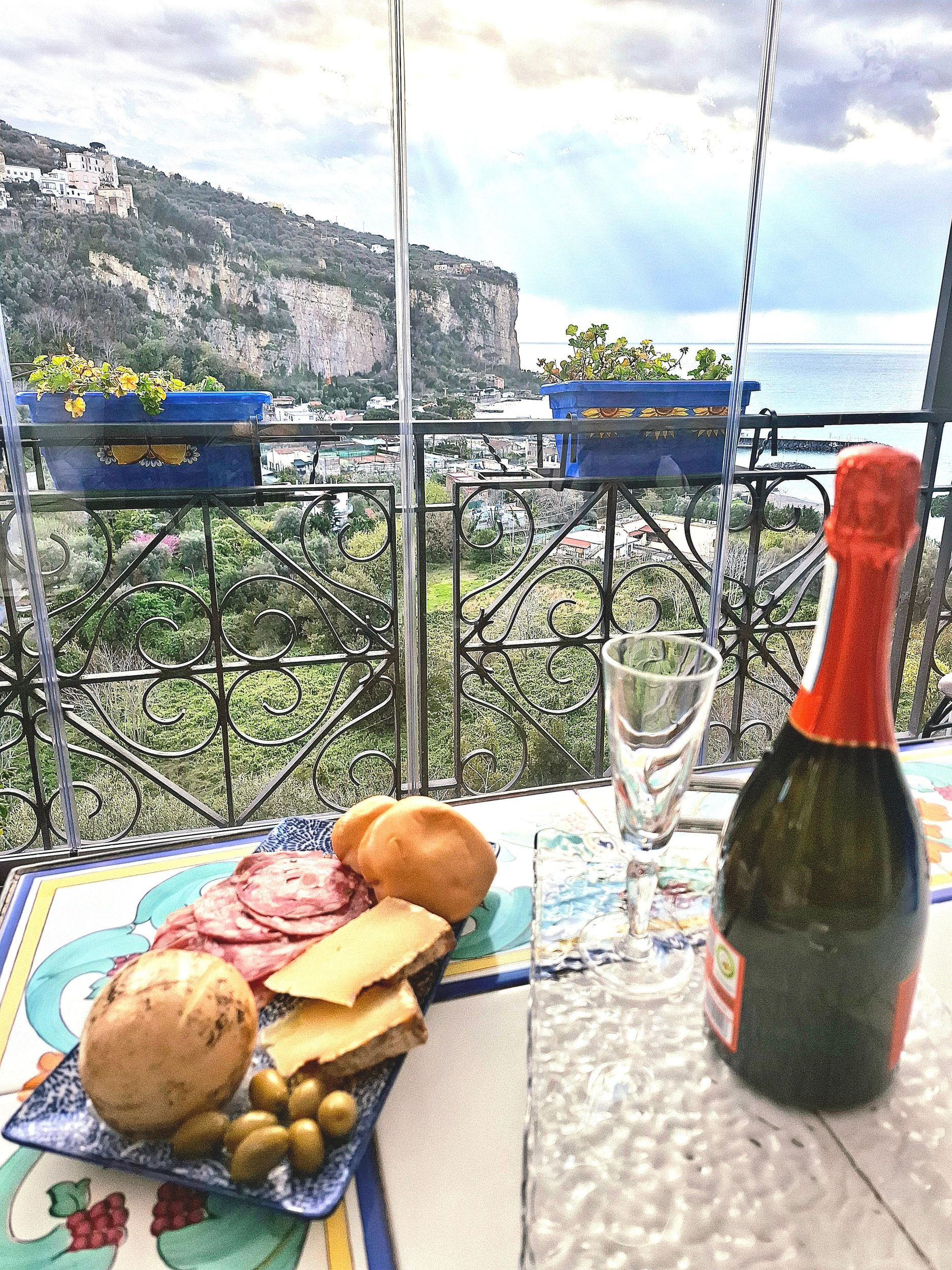Aperitif mit lokalen Produkten und Kunstworkshop mit Meerblick