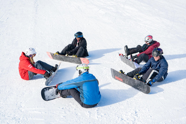 De Interlaken: Aula de snowboard para iniciantes à tardeDe Interlaken: Pacote de snowboard para principiantes à tarde