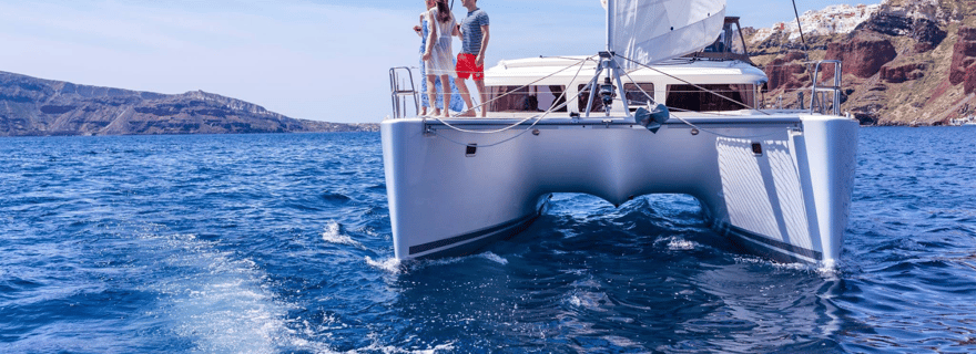 Santorin : croisière en catamaran dans la caldeira avec repas et boissons