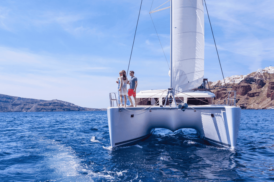 Santorini: Katamaran-Kaldera-Kreuzfahrt mit Essen und Getränken. Foto: GetYourGuide Santorini: Katamaran-Kaldera-Kreuzfahrt mit Essen und Getränken. Foto: GetYourGuide