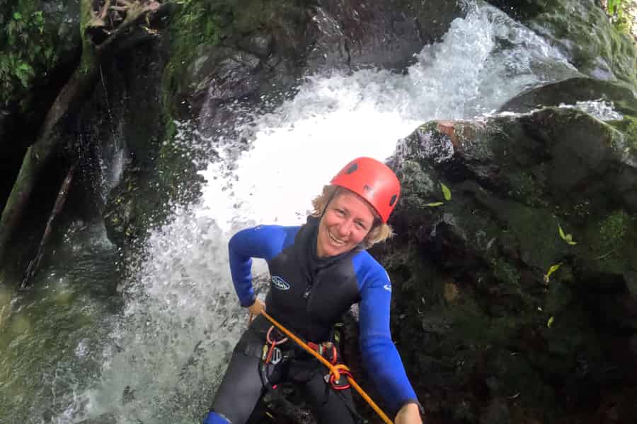 Canyoning-Abenteuer in Ribeira dos Caldeirões, São Miguel. Foto: GetYourGuide