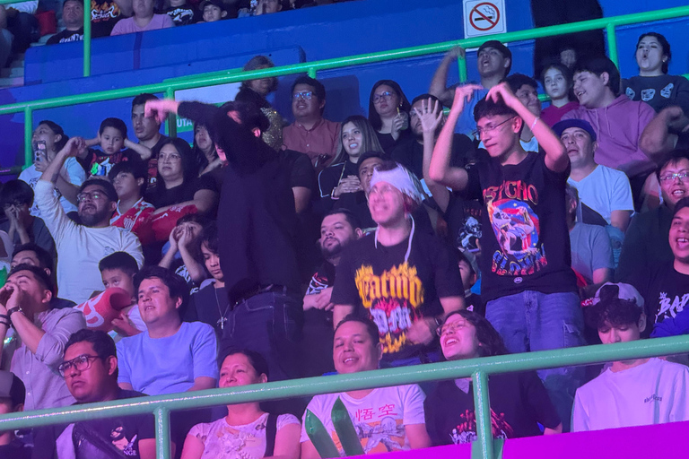 Mexico City:AAA x WWE Lucha Libre Tour with Guide and Ticket Mexico City: Lucha Libre Match with Ice Cream & Guide