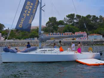 Festa privata di 4 ore di nuoto in barca a vela a Lisbona