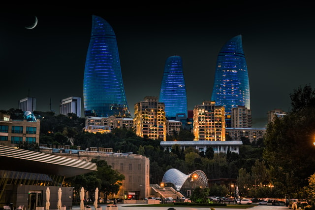 Baku: Night Panoramic Tour with Flame Towers