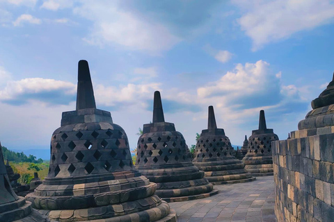 Yogyakarta: Borobudur Temple Half Day Tour With Climb Up