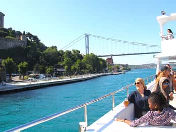 Estambul: Almuerzo en crucero por el Estrecho del Bósforo y el Mar Negro