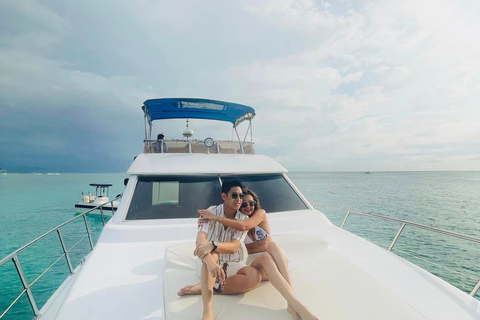 Boracay: Private Yacht Cruise with Snorkeling & Snacks Boracay Private Yacht Cruise: Medium Yacht