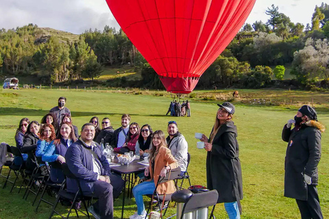 Cusco: Hot-air balloon tethered flight | Picnic