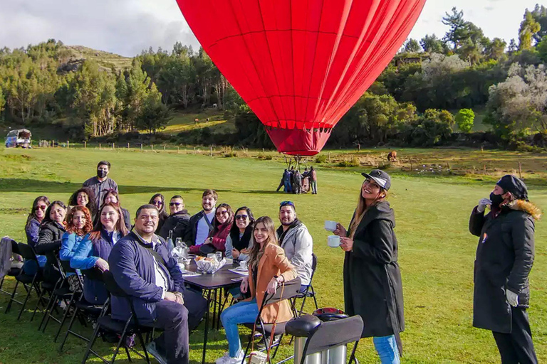 Cusco: Hot-air balloon tethered flight | Picnic