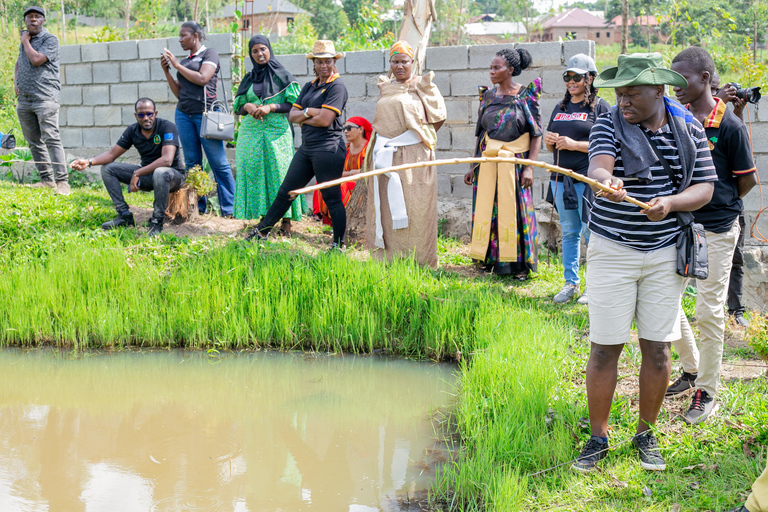 坎帕拉：埃瓦菲文化村一日游含午餐