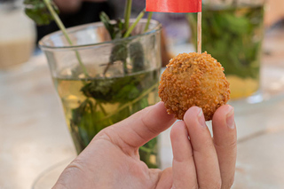 Amsterdam: Private Red Light District and Food Tour