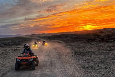 Marrakech: Tour in quad nel deserto di Agafay con cena e spettacolo