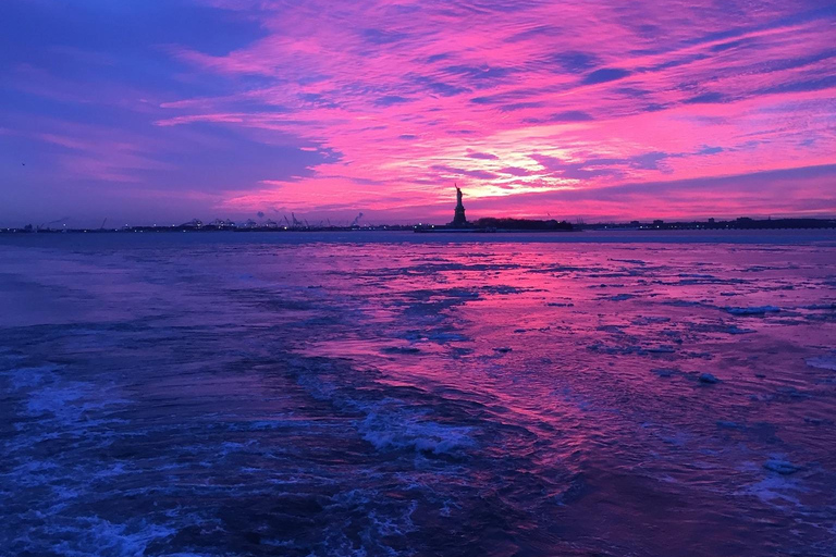 Coucher de soleil à New York, musique et croisière touristique avec vue sur la Statue de la LibertéCroisière panoramique au coucher du soleil à New York, avec musique et visit
