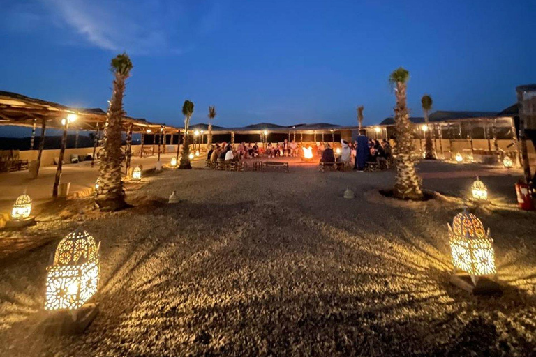 Cena magica e giro in cammello nel deserto di AgafaySpettacolo con cena magica e giro in cammello nel deserto di Agafay