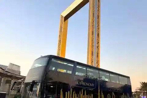 Dubai: Bustronomy Panoramic Dinner City Tour