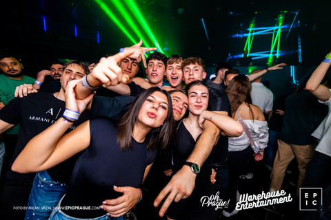 Pub Crawl z shotami i klubem nocnym w PradzePraga: Bar Crawl z przewodnikiem z shotami i wejściem do klubu nocnego