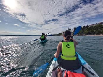 Crikvenica: Geführte Kajaktour entlang der Küste mit Wanderung zu Aussichtspunkten