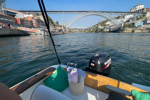 Porto : passeio de barco no Rio DouroPasseio de barco partilhado pelo Rio Douro