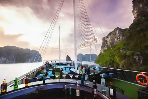 Excursión de un día en Crucero para Descubrir la Bahía de Halong Desde el Puerto de Cai Lan