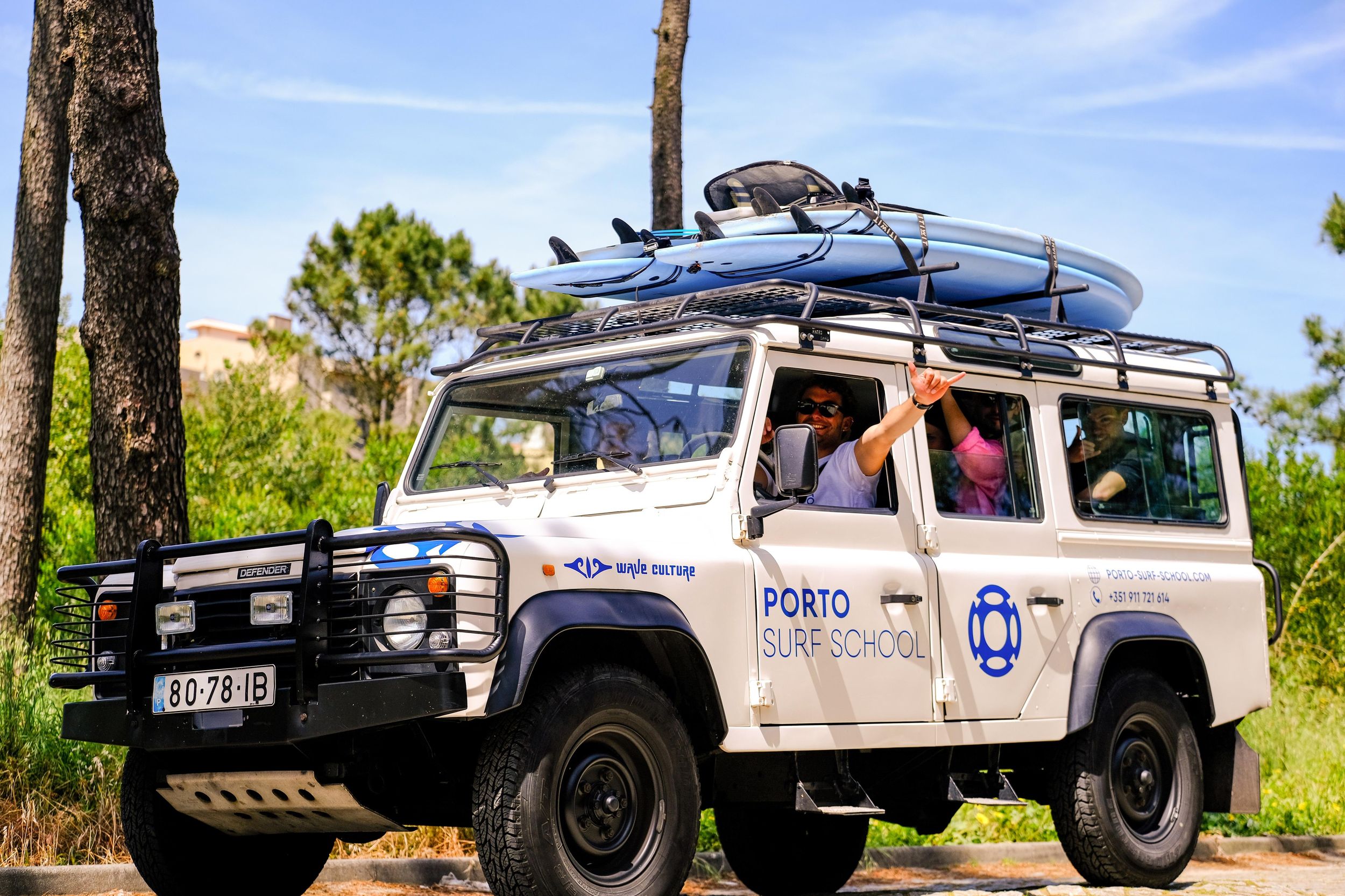 Porto: Surfunterricht mit Transfer an der Porto Surf School