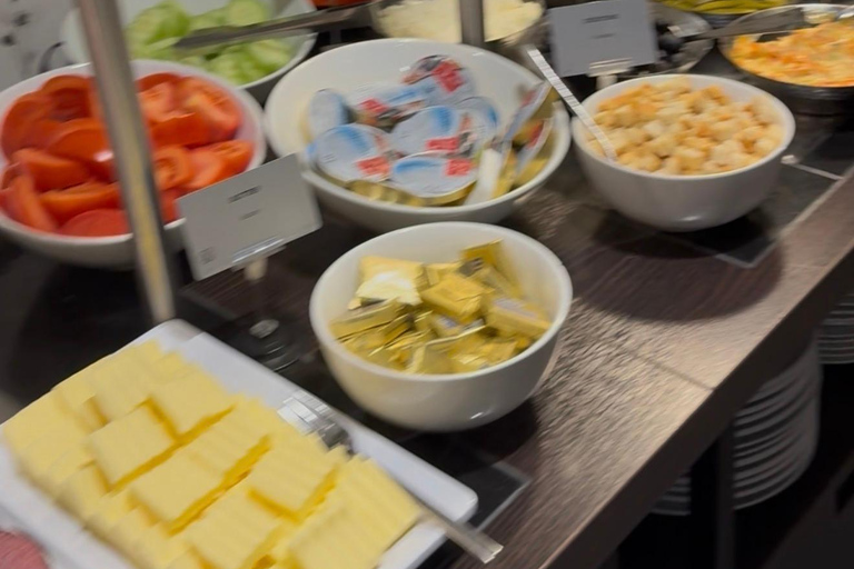 Düsseldorf: Massage, Breakfast, and Spa Access for Two