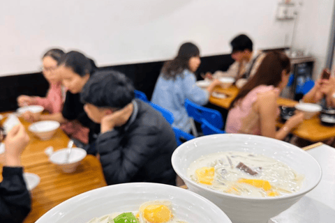 Da Nang: Walking Street Food Tour with Local Guide Group Tour (English)