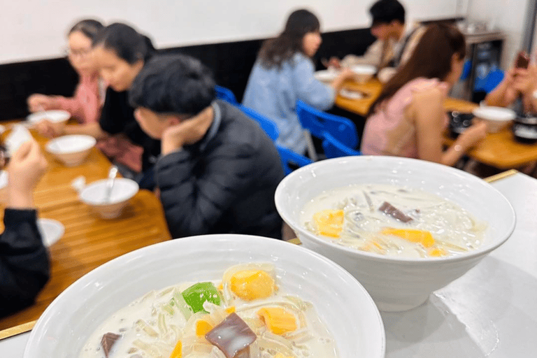 Da Nang: Walking Street Food Tour with Local Guide Group Tour (English)