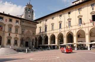 Arezzo: Bustour durch die Stadt mit Audioguide