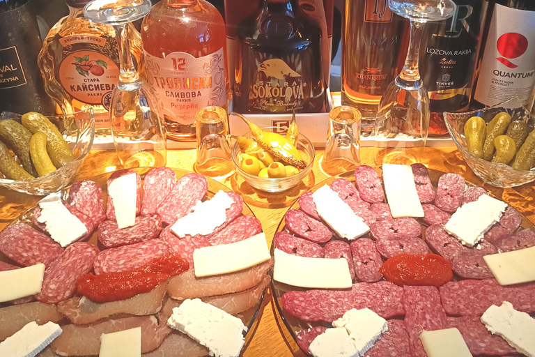 Degustazione di Rakia bulgaro stagionato, salumi e sottaceti