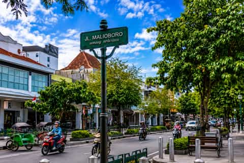 Yogyakarta : Walking Guided Tour at Malioboro or University - Image 3