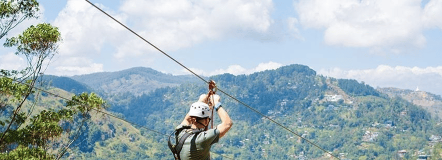 Ella : Aventure en tyrolienne avec vue sur le Mini Adam's Peak