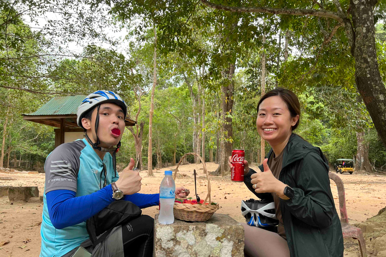 Passeio de bicicleta ao nascer do sol em Angkor Wat com almoço incluído