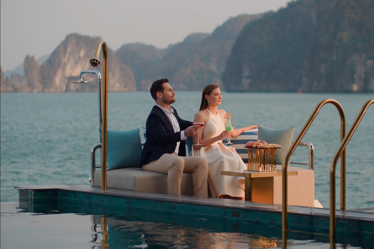 Ha Long 6★ Kreuzfahrt: 2-tägige Tour zur Titop-Insel und zur Sung Sot-Höhle