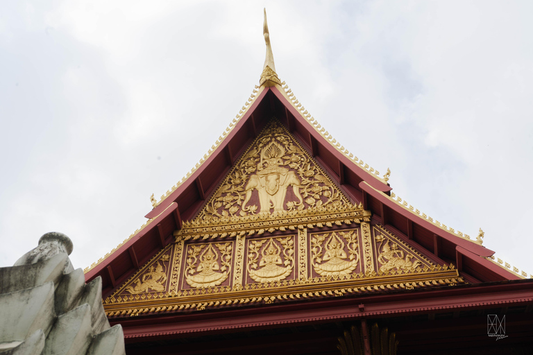 Vientiane: City Tour & Airport Transfer with Tour Guide