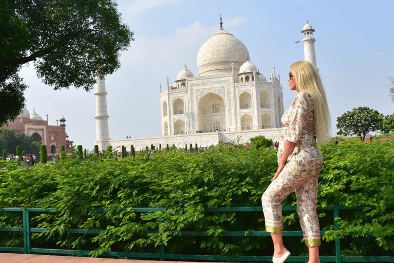 Agra: wycieczka z przewodnikiem po Taj Mahal z ominięciem kolejki tuk tukiemTuk Tuk + Kierowca + Przewodnik + Bilet wstępu + Omiń długie kolejki