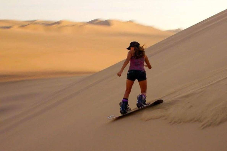 Ica : Planche à sable et buggy dans l&#039;oasis de Huacachina