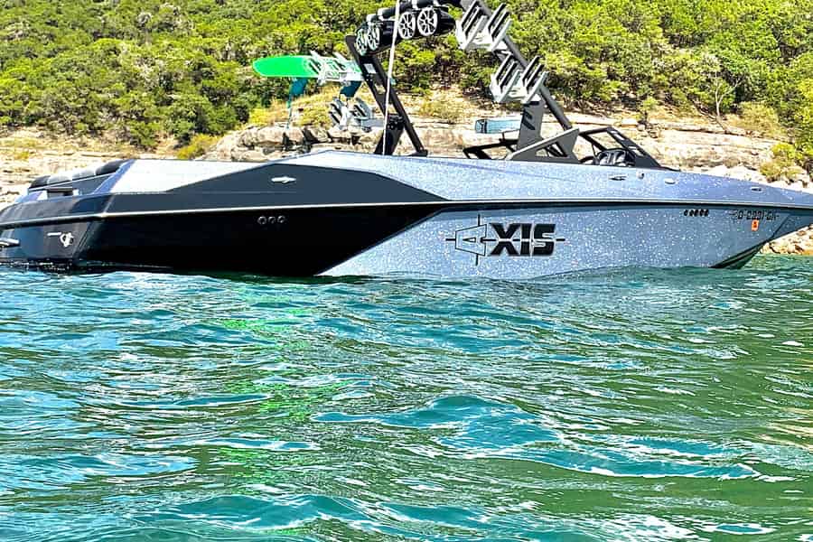 Wakesurfen auf dem Lake Travis. Foto: GetYourGuide