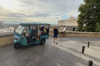 Madrid: Tour mit Tuk Tuk Zero durch das historische Herz und die Gran Vía. 1h 15min