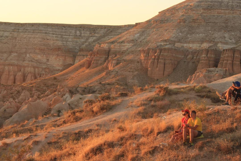 Cappadocië kijken naar de zonsondergang met wijn in de Rode Vallei