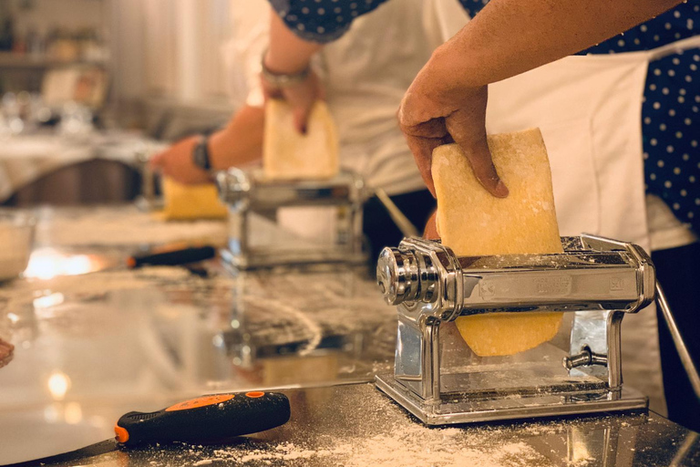 Firenze: Corso di cucina sulla pasta e il tiramisù con vino illimitato12:00 Lezione di cucina